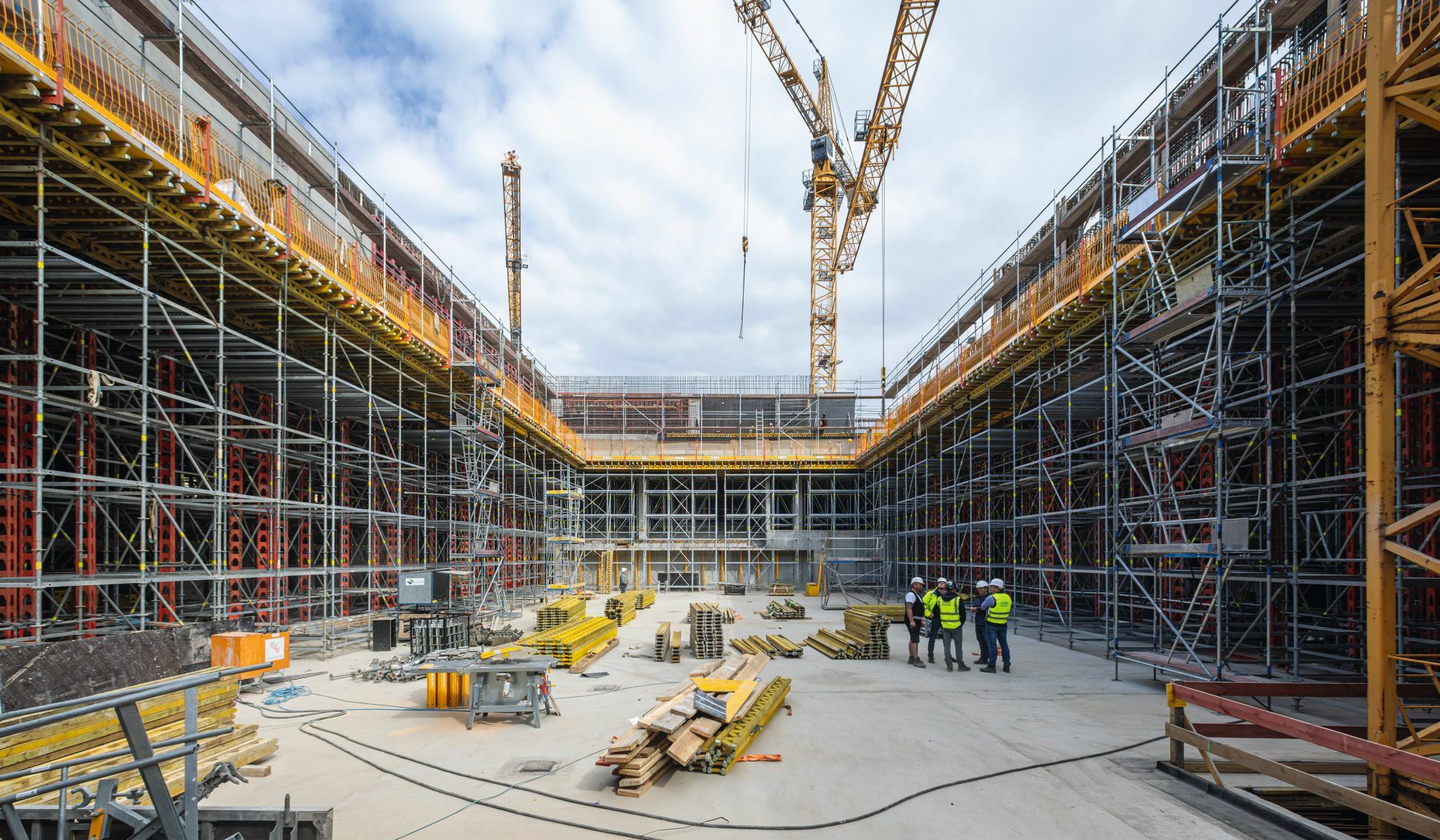 Systemlösungen für Schalungen und Gerüste des Herstellers Peri unterstützten bei der Errichtung des großen Volumens.