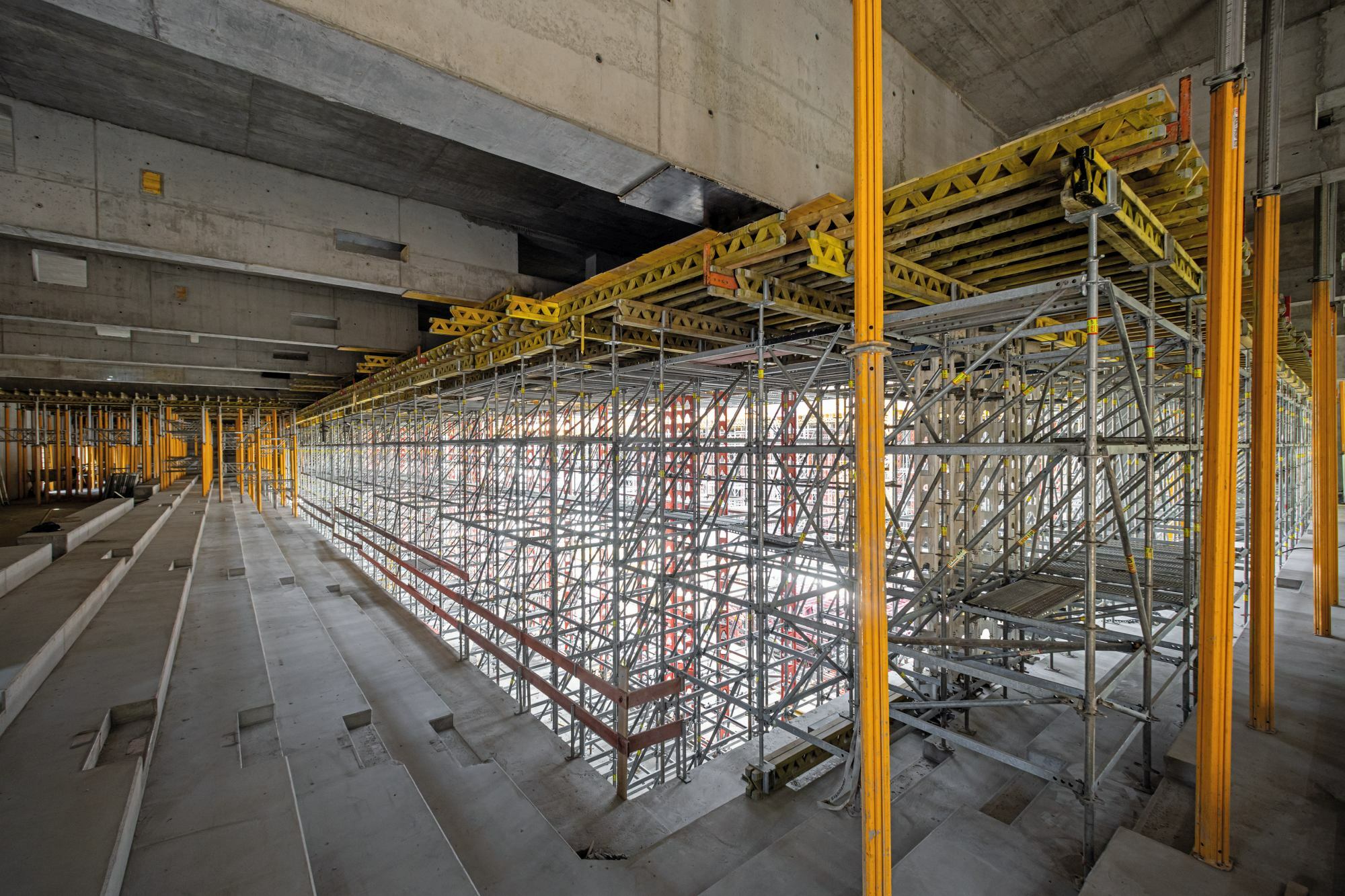 Neben der Dachkonstruktion mit ihrem komplexen System aus Hauptunterzügen, Überzügen und Nebenunterzügen in Stahlbeton erforderte ebenfalls die Errichtung des Oberrangs mit Tribünenstufen besondere Aufmerksamkeit.