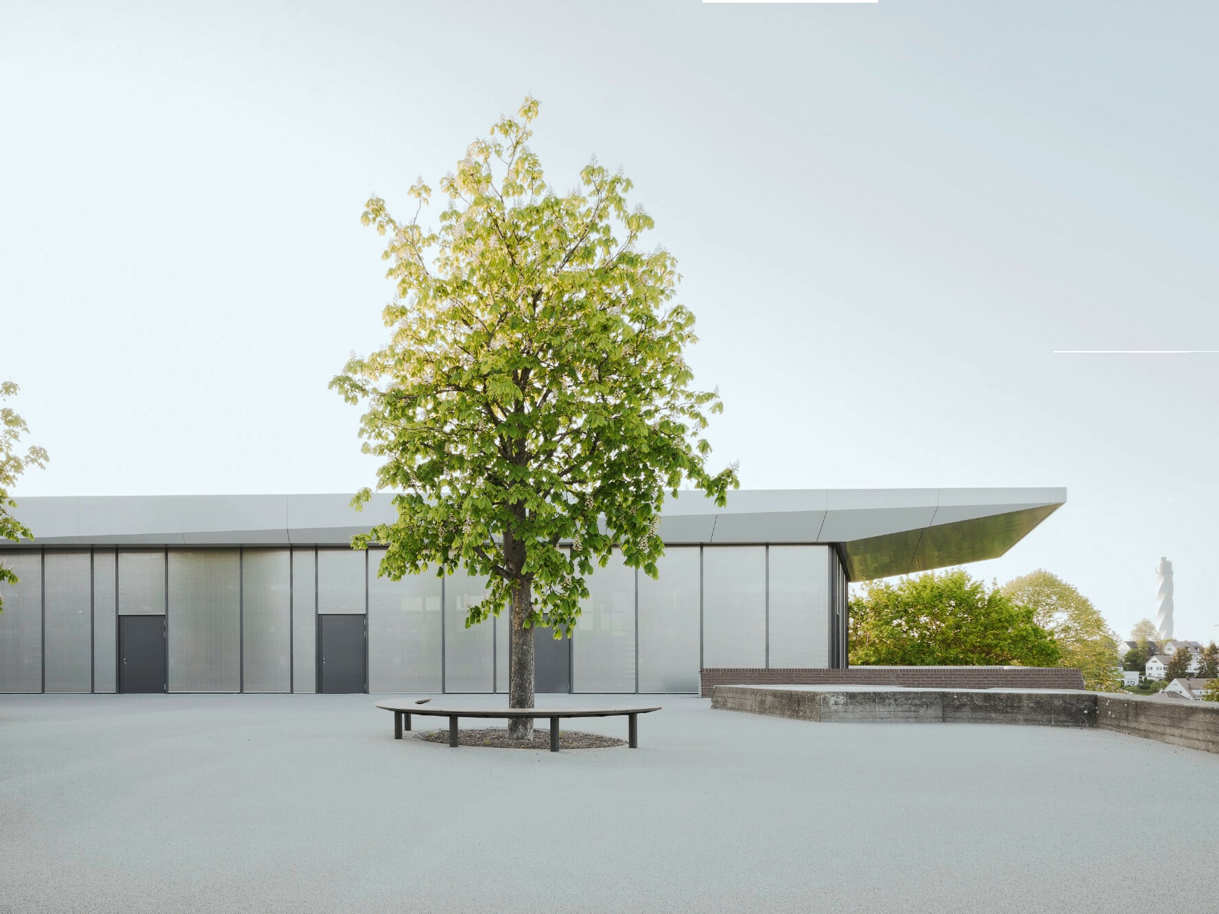 Mit einem gläsernen Pavillon erweiterte das Berliner Büro Vielmo Architekten das Berufsschulzentrum Rottweil. 