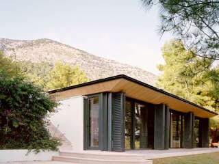 Die Architekten von Studio Bressan gestalteten die 2021 fertiggestellte Erweiterung eines Ferienhauses an der kroatischen Mittelmeerküste.