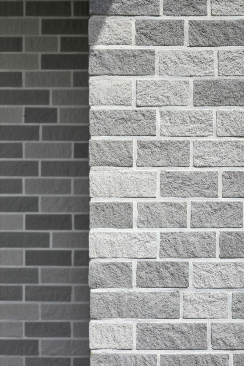 Die Steine werden im Normalformat NF (240 x 115 x 71 mm) hergestellt und im Werk durch das Tauch-Streich-Verfahren imprägniert. 