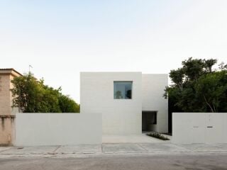 Das eingeschossige Haus mit Staffelgeschoss nach Plänen des Büros Sanchis Olivares zeigt sich straßenseitig recht verschlossen.