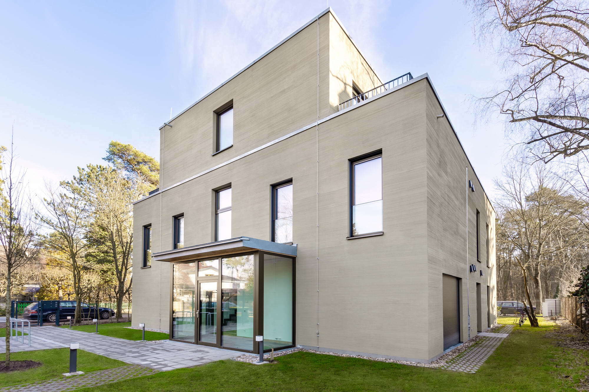 Konstruktiv besteht das Haus aus elementierten Betonwänden mit Blähtonzusatz. 