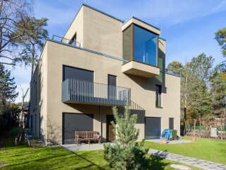 Das Mehrfamilienhaus in Berlin-Grünau, geplant von Peter Ruge Architekten, zeichnet sich durch eine klare Linienführung aus.