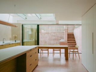 Um „Luft, Licht und Sonne“ in das Townhouse zu bekommen, wurde das untere Geschoss um einen Wohnwintergarten und einen Patio à la Luis Baragán erweitert.