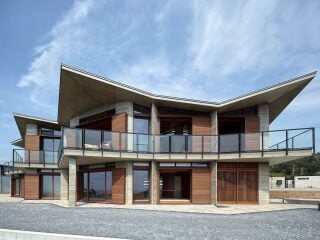 Das Wochenendhaus eines privaten Bauherren steht auf einem rund 1.250 Quadratmeter großen Grundstück in der ostjapanischen Stadt Minamiboso östlich von Tokio.