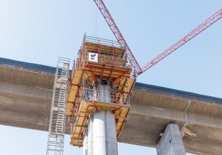 Konsolen am SCS Klettersystem zur Errichtung eines Brückenpfeilers