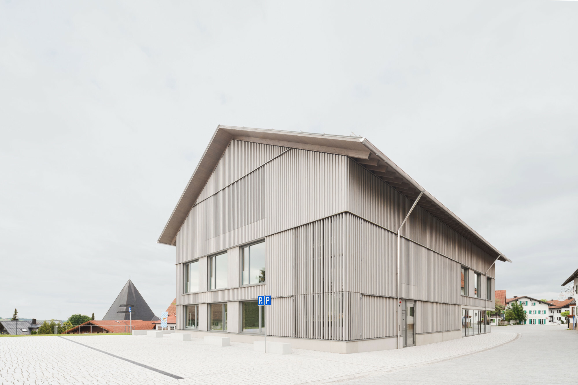 Vertikale Holzlamellen akzentuieren zurückhaltend die Fassade.