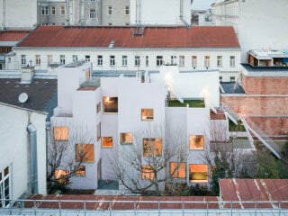 In einem langen, schmalen Hinterhof des Bezirks Neubau planten PSLA Architekten das terrassierte Wohnhaus.
