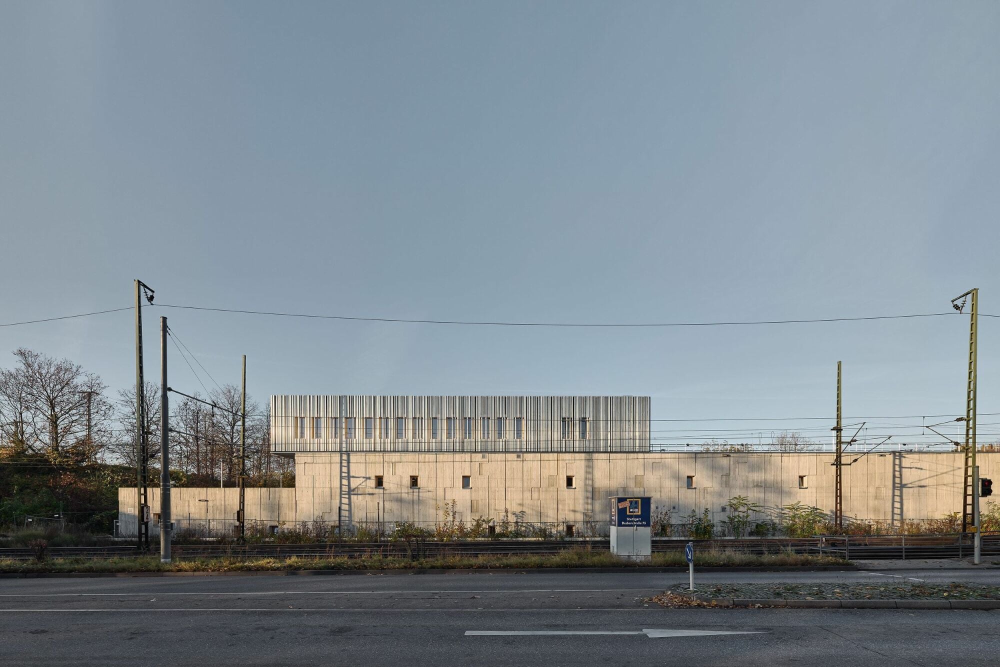 Als Schutz vor Verkehrslärm verfolgten asp Architekten bei ihrem Entwurf das Konzept einer nutzbaren Gartenmauer (Ansicht Nord-Ost).