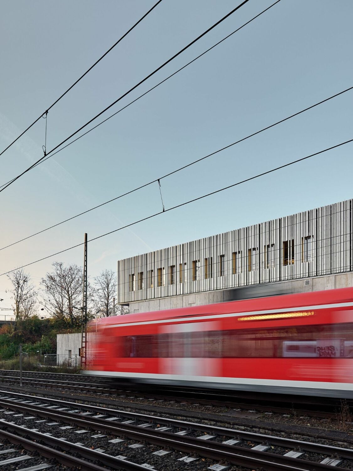 Die Bahnstrecke grenzt unmittelbar an.