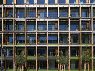 Beim Gebäudekomplex KÖ-Bogen II in Düsseldorf von Ingenhoven Architects haben die Optigrün-Partner Benning und Leonhards acht Kilometer Hainbuchenhecke in Pflanzgefäßen mit automatisierten Bewässerungsgefäßen eingebaut. 