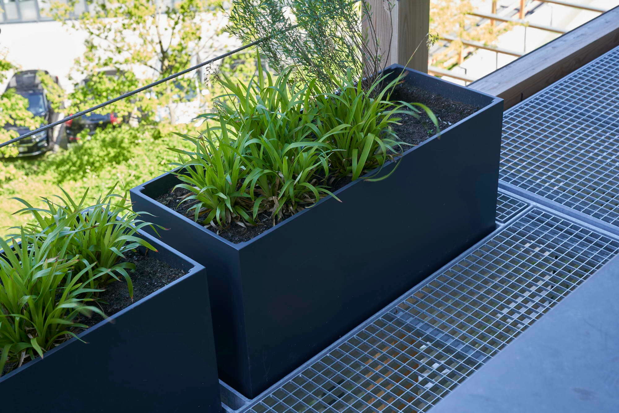 Die Pflanzgefäße gibt es in den zwei Basis-Versionen aus Aluminium oder Steinfaser, die in allen RAL-Farben lackiert werden können.