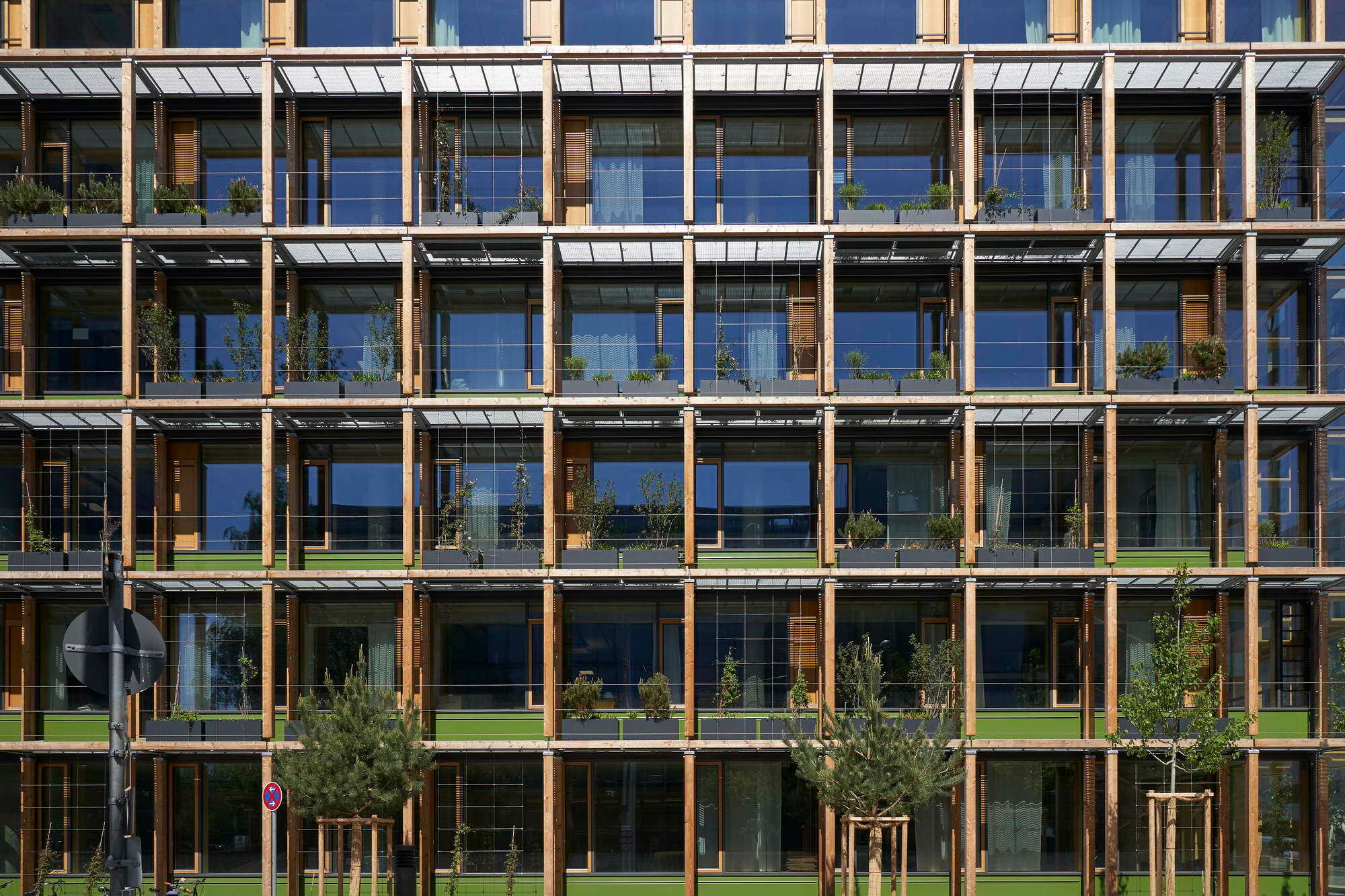 Das Haus Berge, die Geschäftsstelle des Deutschen Alpenvereins (DAV) in München, hat eine grüne, in diesem Fall troggebundene Fassade. 