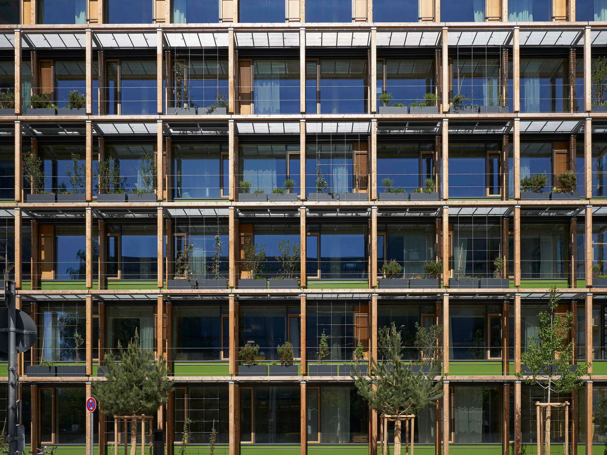 Beim Gebäudekomplex KÖ-Bogen II in Düsseldorf von Ingenhoven Architects haben die Optigrün-Partner Benning und Leonhards acht Kilometer Hainbuchenhecke in Pflanzgefäßen mit automatisierten Bewässerungsgefäßen eingebaut. 