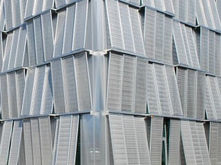 Der englische Begriff Mesh lässt sich mit Gitter, Gitternetz, Netz, Masche, Maschennetz, Gaze oder Gewebe übersetzen. 