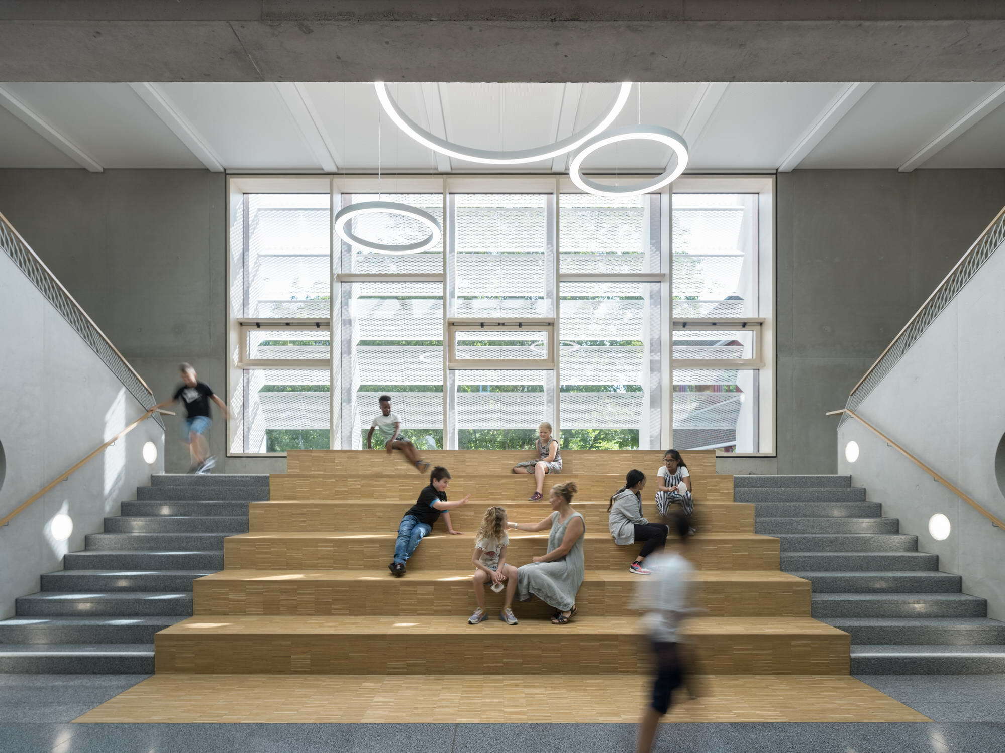 Die Treppenanlage im Foyer dient als Aufenthaltsbereich in den Pausen und als Auditorium für Veranstaltungen.