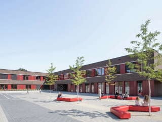 der neue Erweiterungsbau nach Plänen von a+r Architekten aus Stuttgart fasst den gemeinsamen Campus der Edith-Stein-Realschule und der Henri-Dunant-Grundschule.