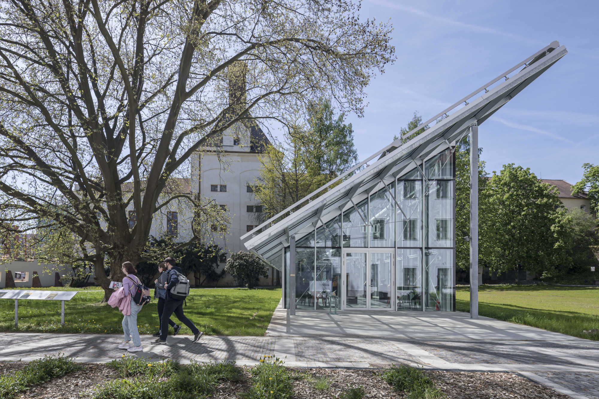 Es ersetzt das historische Gewächshaus, in dem Mendel seine Kreuzungsexperimente durchführte. Volumen, Ausrichtung und Dachform orientieren sich am historischen Vorbild.  