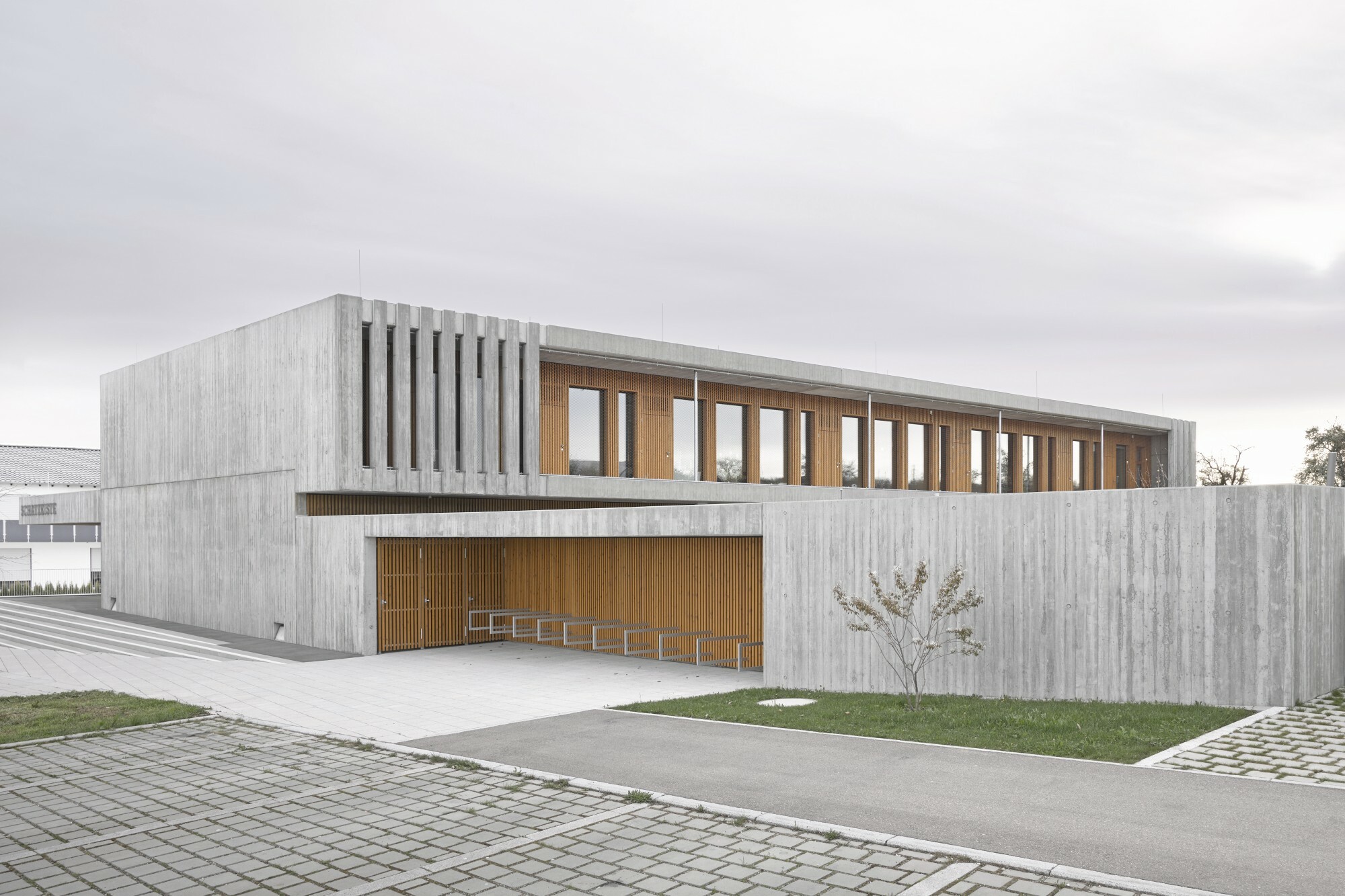 Das kompakte Volumen ist vorwiegend in massivem Sichtbeton ausgeführt.