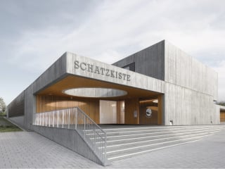 Die Kita Schatzkiste in Eislingen/Fils von Dauner Rommel Schalk Architekten deckt den wachsenden Bedarf an Kinderbetreuung aufgrund steigender Einwohnerzahlen ab.