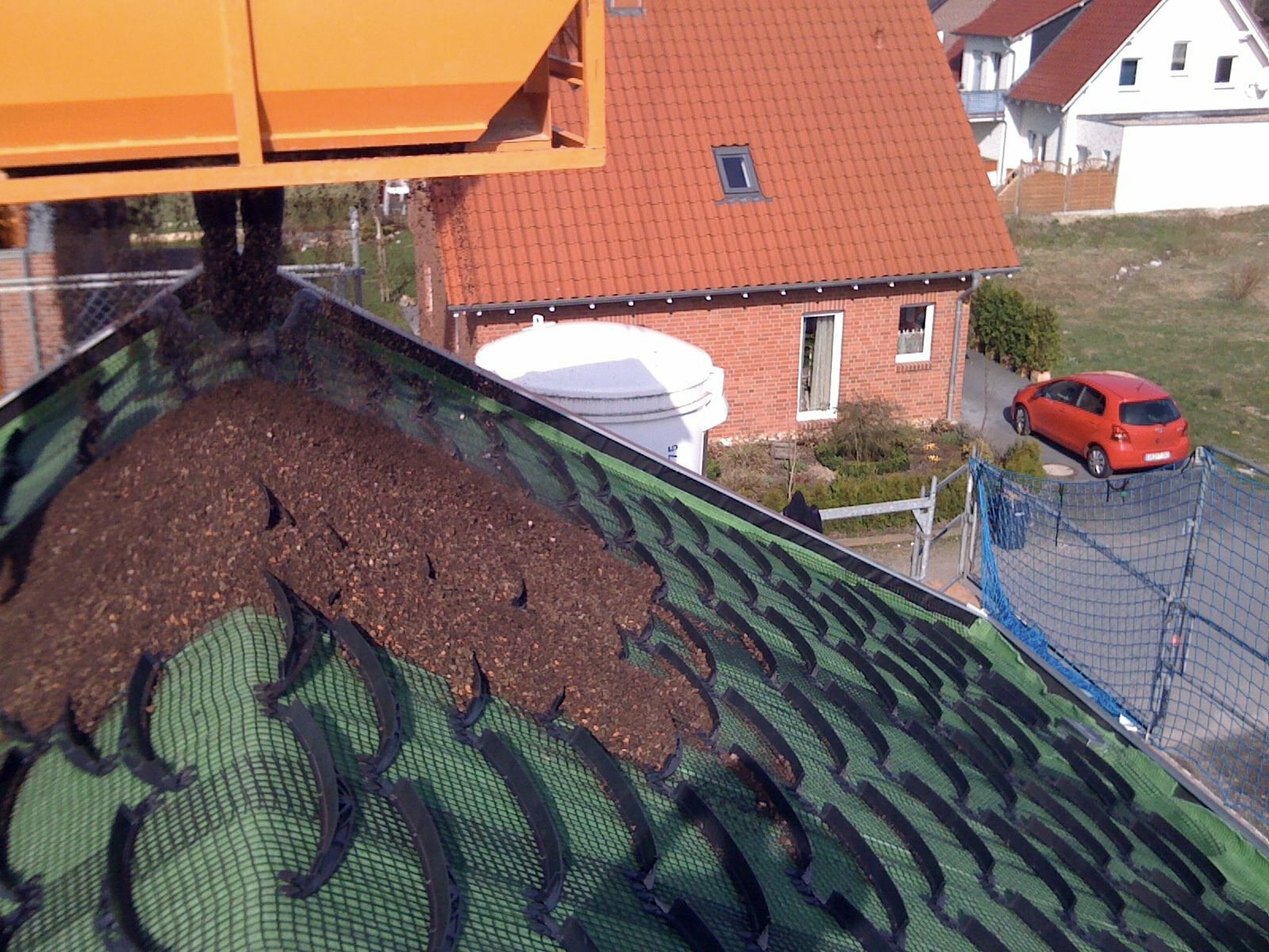 Schrägdachbegrünungssystem mit Trägernetz und Netzschwellen