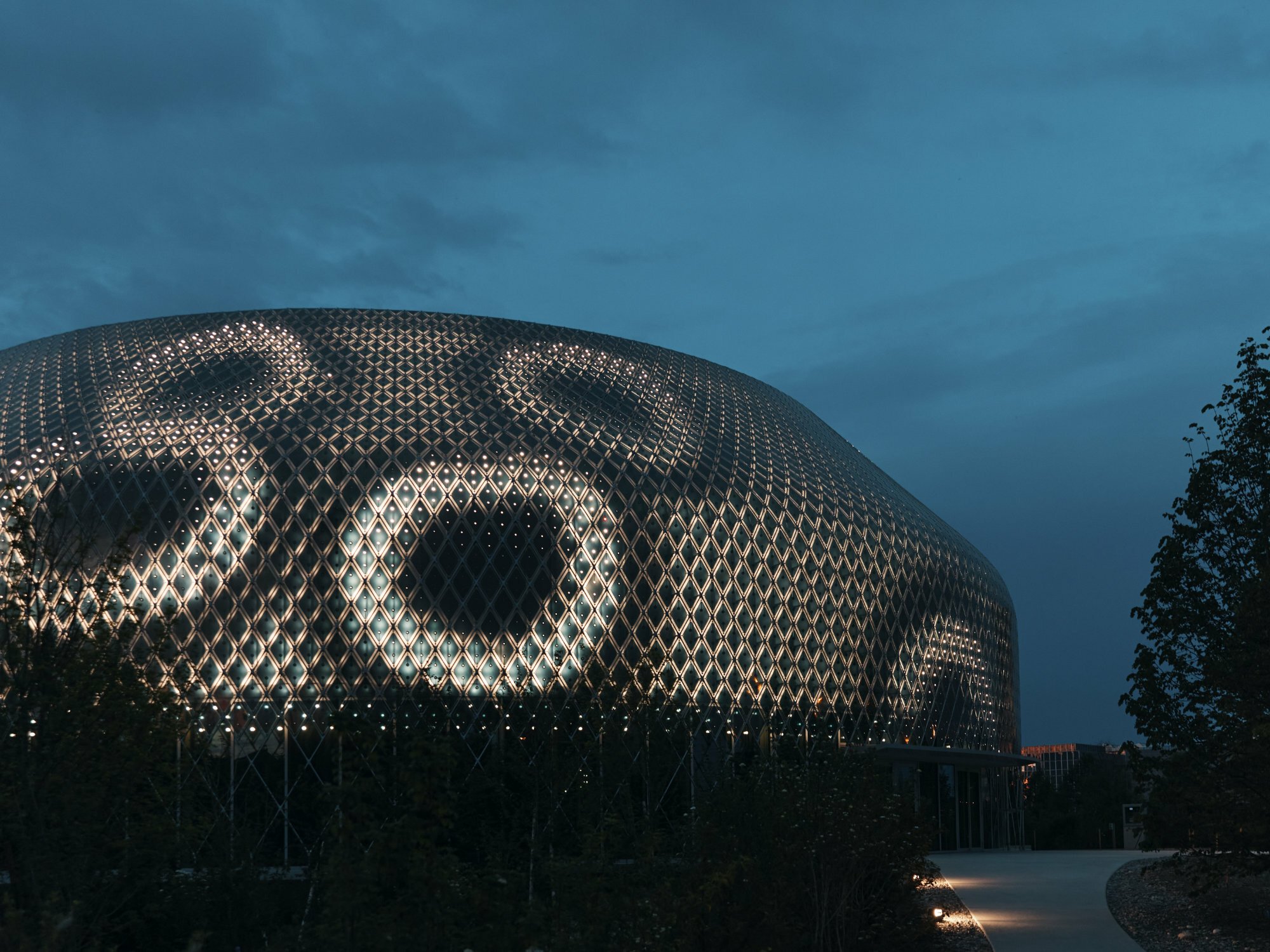 Rund 10.000 rautenförmige Photovoltaikmodule schmiegen sich um den ringförmigen Novartis Pavillon in Basel.