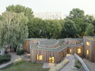 Bei der Erweiterung für den Freizeitbereich setzten Mono Architekten auf lebendige, organische Formen.