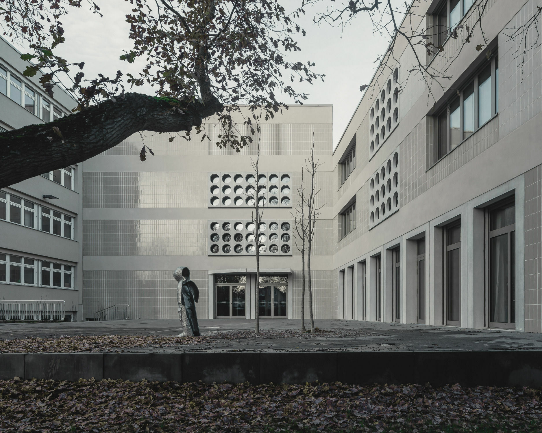 Zwischen dem viergeschossigen Bestandsriegel und der ostseitigen Erweiterung entstand ein kleiner Vorplatz.