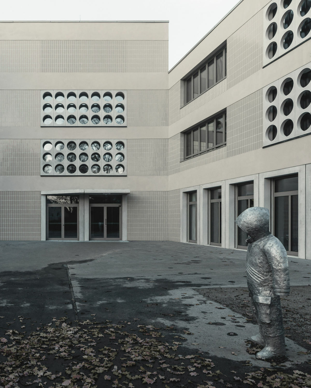 Eine Aluminiumskulptur erinnert hintersinnig an den früheren Namen der Schule: 15. Polytechnischen Oberschule „Valentina Tereschkowa“.
