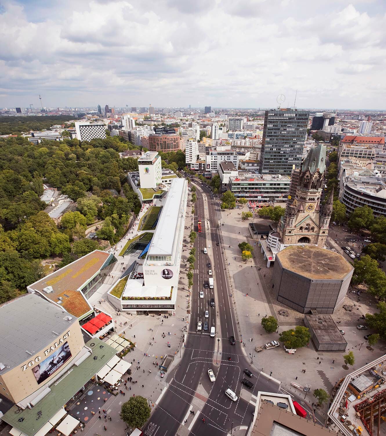 Das ehemalige Industrie-, Geschäfts- und Bürogebäude befindet sich gegenüber der Kaiser-Wilhelm-Gedächtniskirche und bildet gemeinsam mit dem Huthmacher-Haus, dem Kino Zoo Palast, dem „kleinen Hochhaus" und dem Parkhaus am Elefantentor ein denkmalgeschütztes Ensemble.