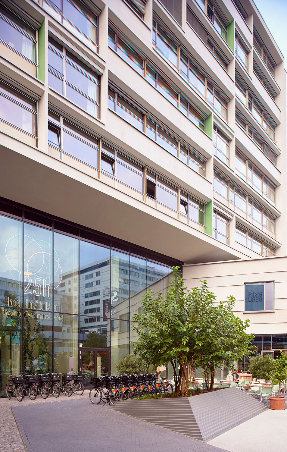 Die Umsetzung wurde durch das Münchner Architekturbüro Hild und K geleitet, deren Anpassungen an den Masterplan die Denkmalschutzanforderungen berücksichtigten und so eine umfassende Umgestaltung ermöglichten.