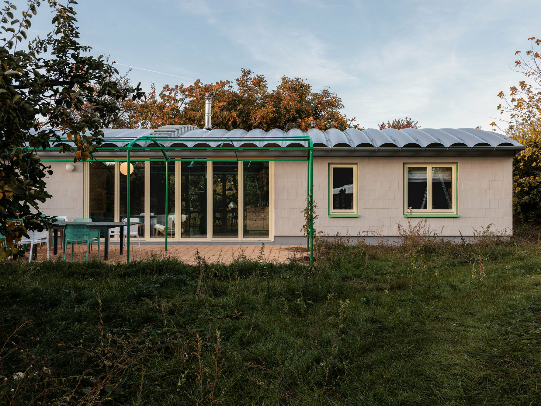 Für ein Gartengrundstück im brandenburgischen Ihlow entwarf das junge Architekturbüro AG8 in Zusammenarbeit mit Yana Kyuchukova ein kleines Wohnhaus.