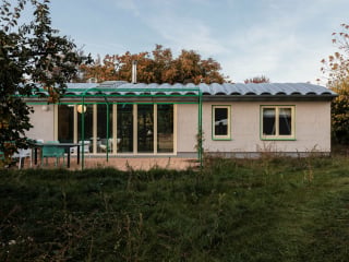 Für ein Gartengrundstück im brandenburgischen Ihlow entwarf das junge Architekturbüro AG8 in Zusammenarbeit mit Yana Kyuchukova ein kleines Wohnhaus.