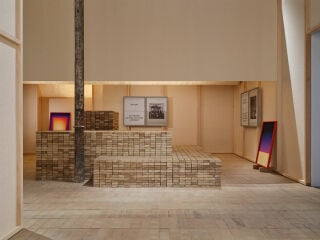 Der slowenische Beitrag zur 18. Architekturbiennale in Venedig nimmt räumliche Strategien zur Vermittlung zwischen Außen- und Innenklima in den Fokus.