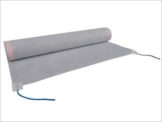 Die Infrarot-Carbonheizung von Lithotherm besteht aus einem Heizvlies, das lediglich 0,4 mm dick ist und direkt an die Stromversorgung angeschlossen wird.