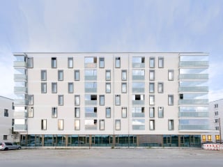 Bei den raumhohen Einzelfenstern auf der Westseite der Wohnbebauung entlang der Aubinger Allee in München-Freiham wurde der Schallschutz mit einem eigens für dieses Projekt entwickelten Kastenfenster-Modul realisiert.