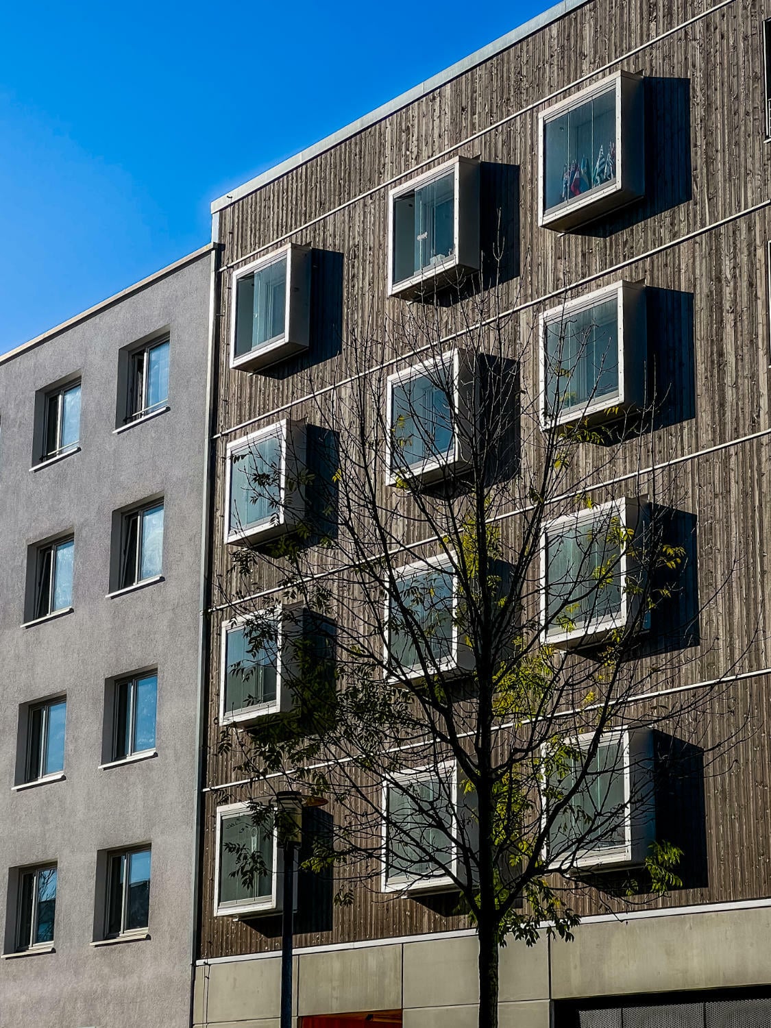 Im Geschosswohnungsbau in München-Riem wurde das Solarlux Schiebe-Dreh-System SL 25 an beiden Kopfenden verbaut.