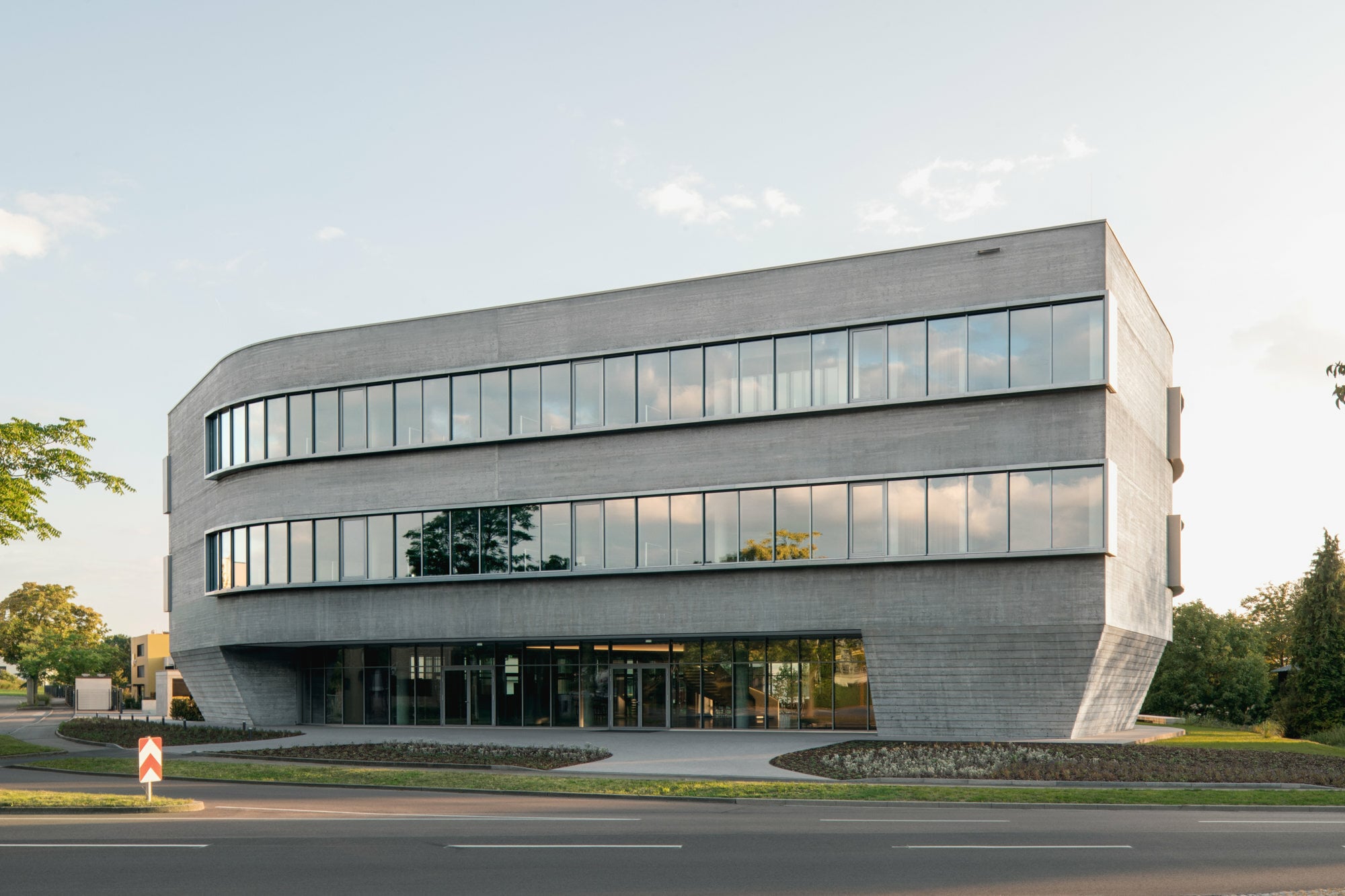 Der Material-Dreiklang aus Glas, Aluminium und Beton verleiht der Fassade ihre modern-reduzierte Wirkung.