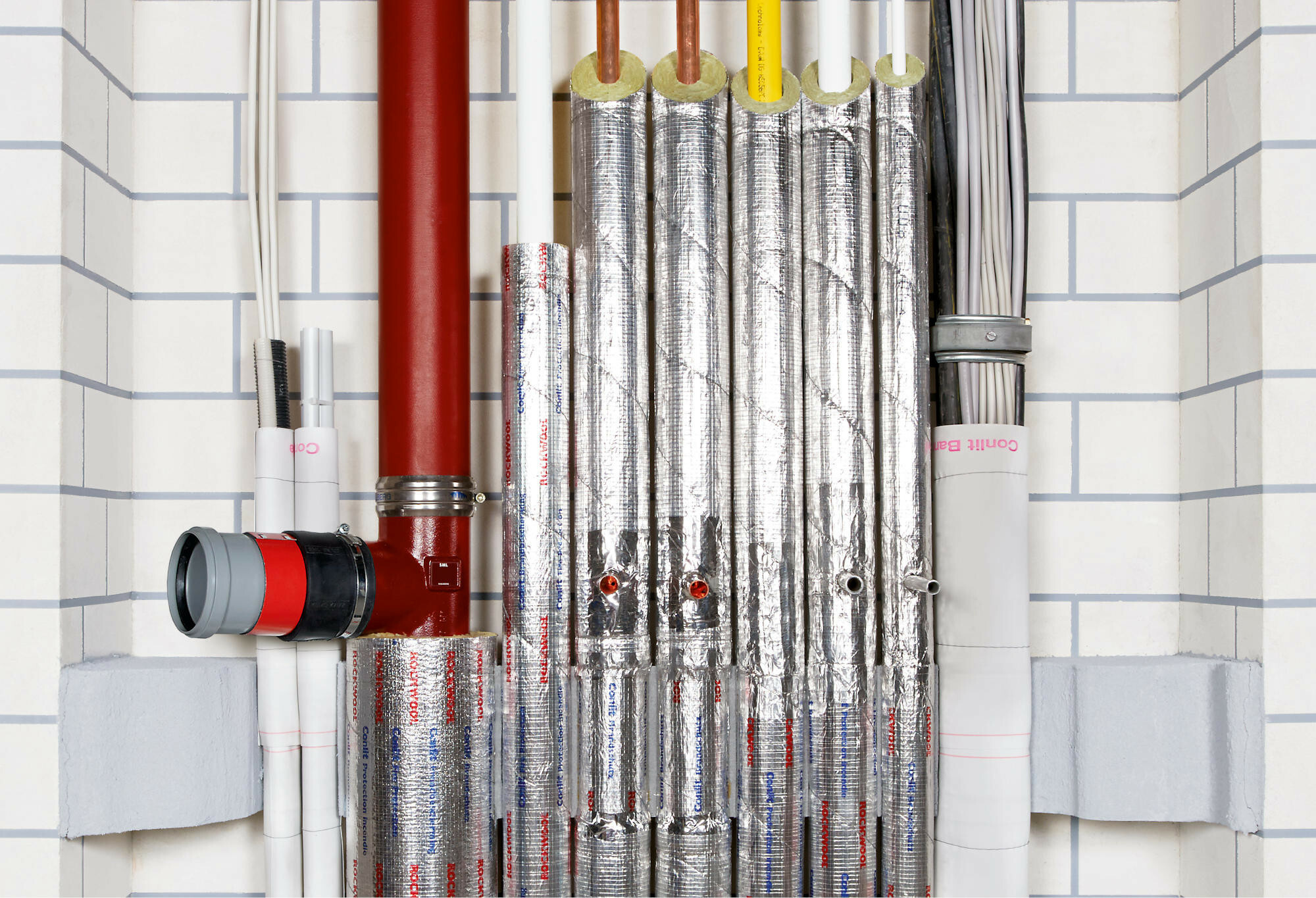 Als Deckschicht kommen zum Beispiel Glasvlies- oder Aluminiumfolien zum Einsatz.