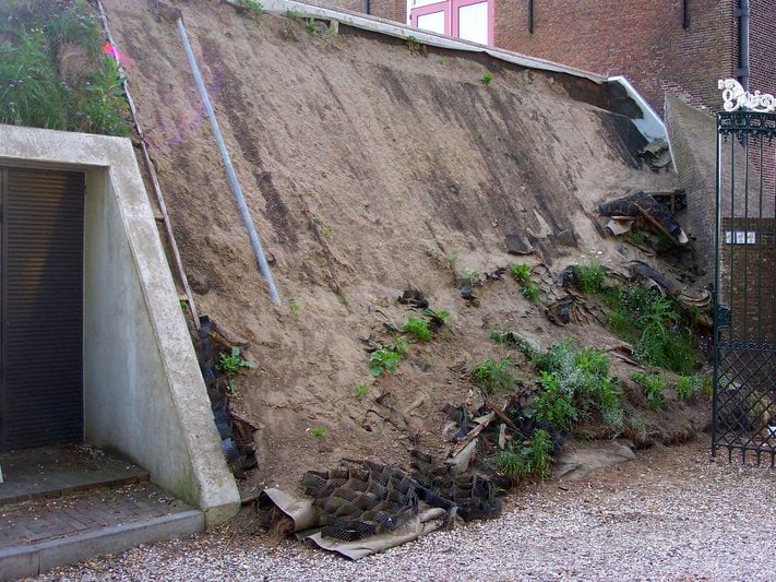 Abgerutschtes begrüntes Steildach: Ursache eine ungeeignete Rutschsicherung 