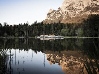 Schwimmhütte am Völser Weiher in Südtirol