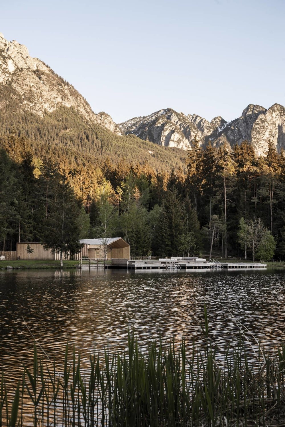 Das neue Gebäudeensemble umfasst ein Restaurant, einen Sanitärbereich und neue Schwimmstege.