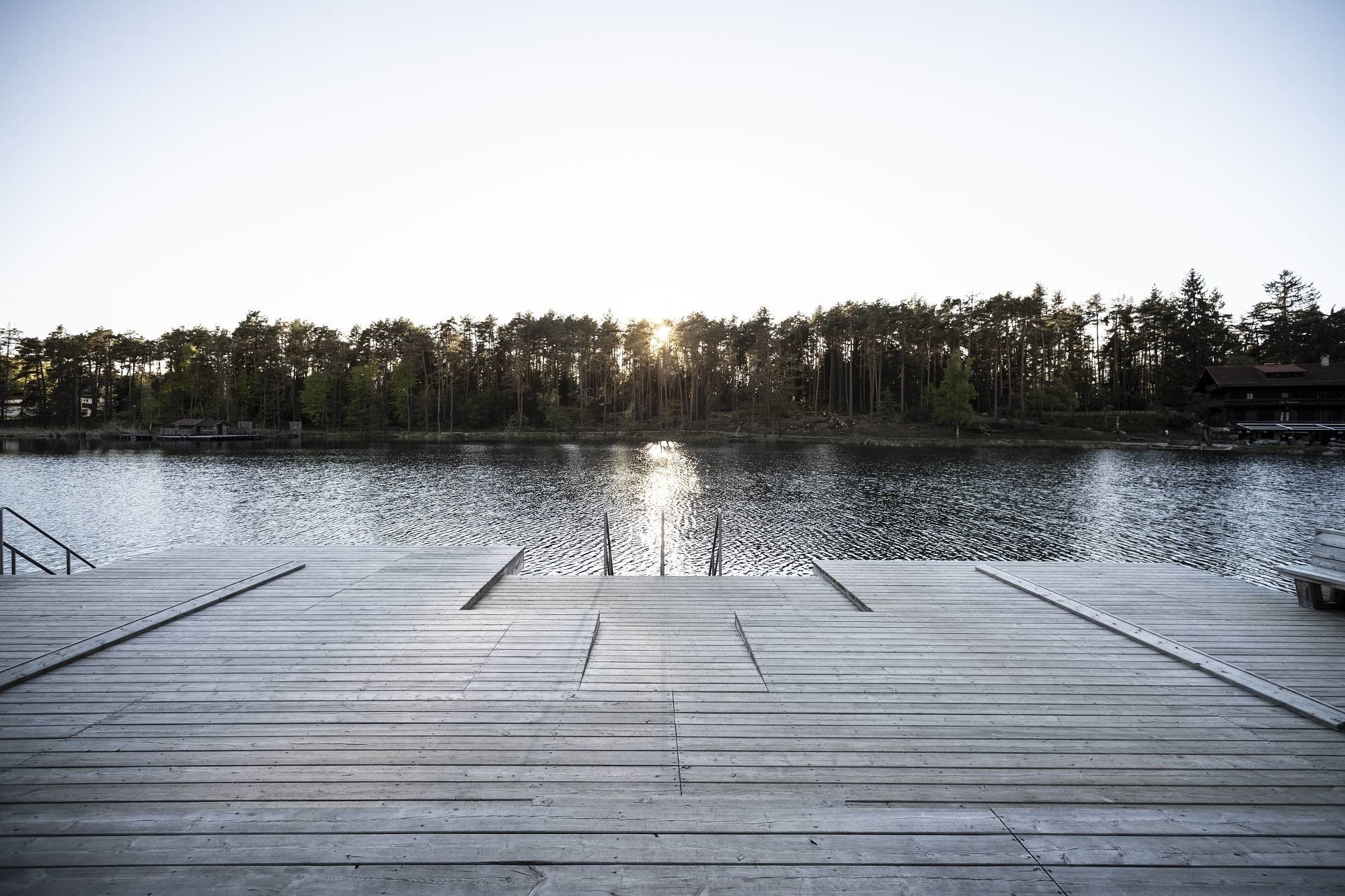 Vom Schwimmsteg geht es ins kühle Nass des einen Hektar großen Sees.