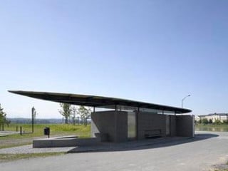Ein Rastplatz mit WC-Anlage gehört zur begleitenden Infrastruktur 