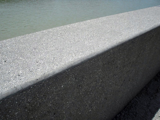 Die Ecken der Betonmauer wurden sandgestrahlt, die Flächen gestockt