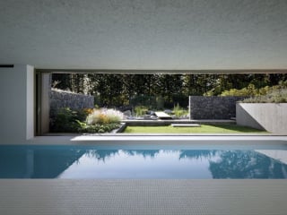 Das Poolhaus liegt eingebettet in der Gartenlandschaft 