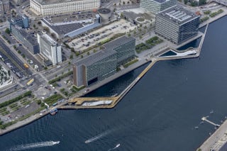 Luftbild der wellenförmigen Promenadenanlage aus Beton und Holz