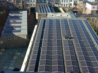 Nachträglich mit Photovoltaik ausgerüstet: Bestandsdächer in Amsterdam