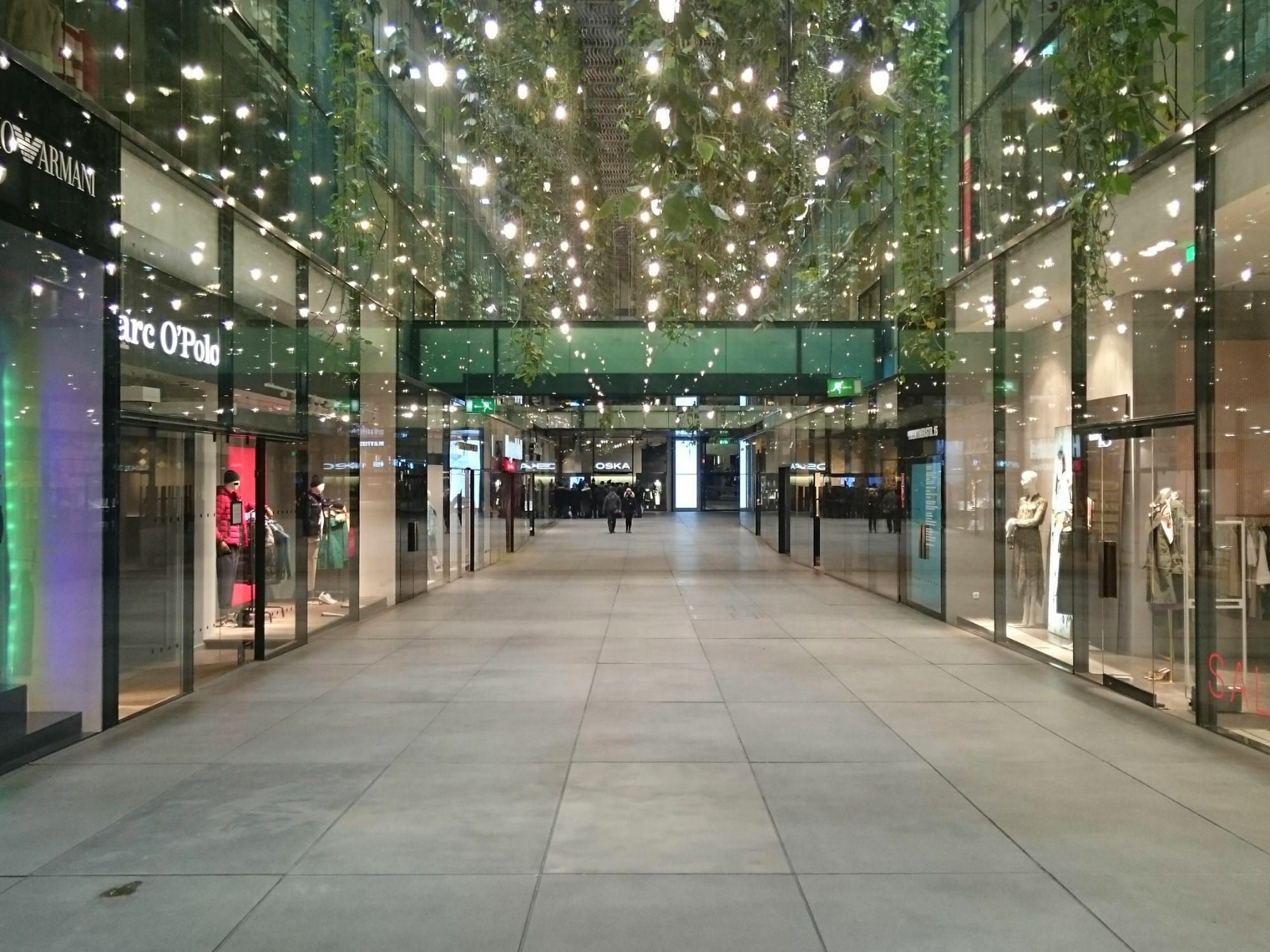 Hängende Pflanzen im Einkaufszentrum Fünf Höfe in München, Architektur: Herzog & de Meuron